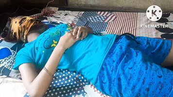 देसी पति और गृहिणी चुंबन और कमबख्त