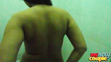 पार्टी पहनने में इस काले बालों वाली सुंदर गर्म सोनिया उसके पति सनी के साथ स्नान के लिए नग्न छीन लिया । 