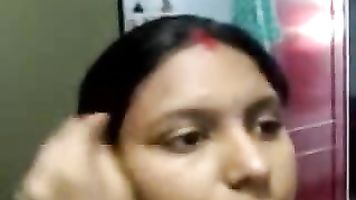 भारतीय नई विवाहित पत्नी दिखा रहा है उसे सेक्सी स्तन में सेक्सी साड़ी.