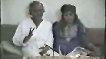 रसोई में नग्न खाना पकाने के भोजन जबकि उसके आदमी उसे नग्न फिल्माने है